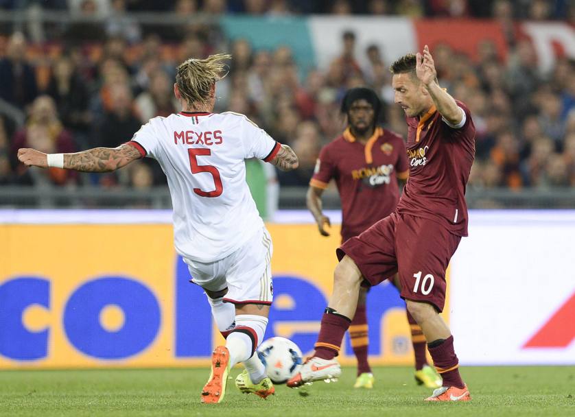 Duello tra ex compagni di squadra, Francesco Totti e Philippe Mexes. Ansa